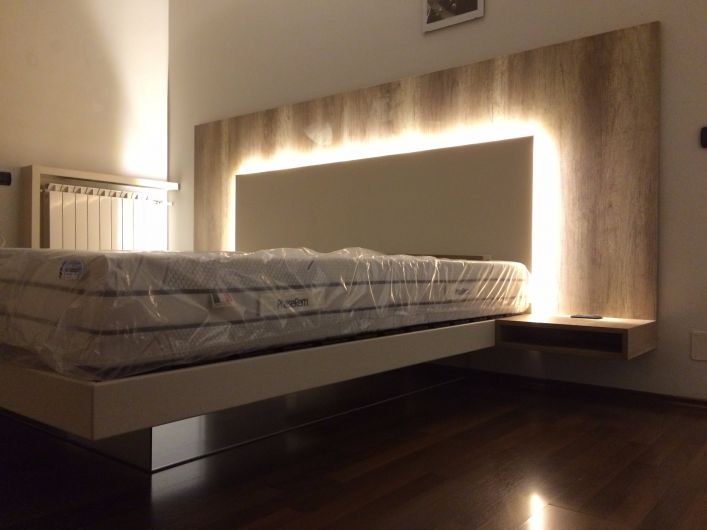 Letto effetto sospeso con comodini - Arredo Notte - Falegnameria Ferrari  - Piacenza